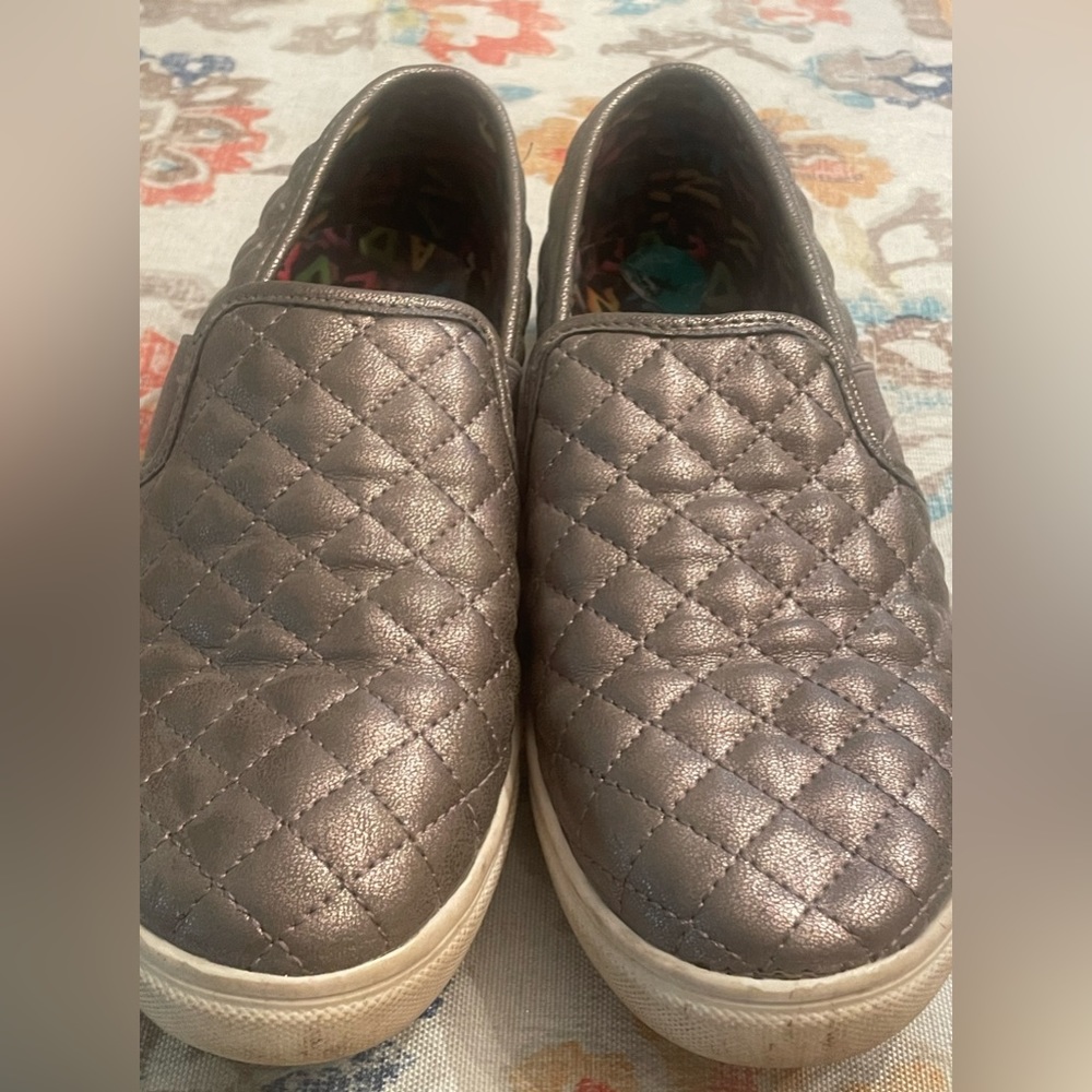 Girls Steve Madden Size 4 super cute grey cushion sneaker!